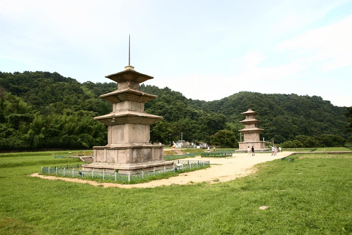 국보 '경주 감은사지 동·서 삼층석탑'