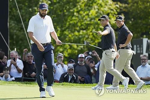 셰플러의 퍼트를 지켜보다 이동하는 김주형과 임성재.