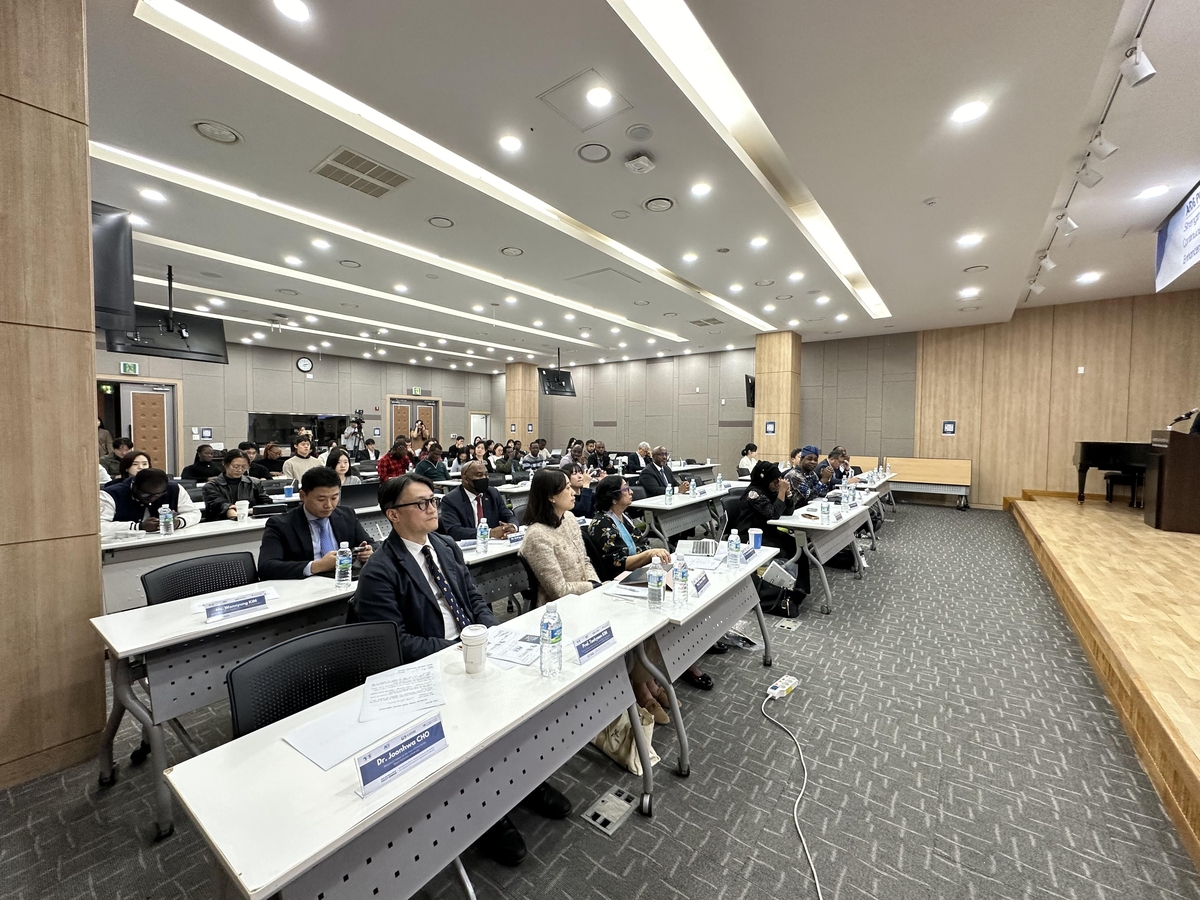 Participants at the African Development Bank (AfDB) policy development seminar held at Seoul National University on the 29th.