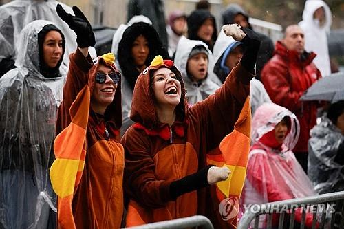 뉴욕 추수감사절 퍼레이드에 환호하는 관람객들