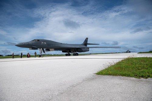 괌의 미군 앤더슨 기지의 B-1B '랜서' 전략폭격기