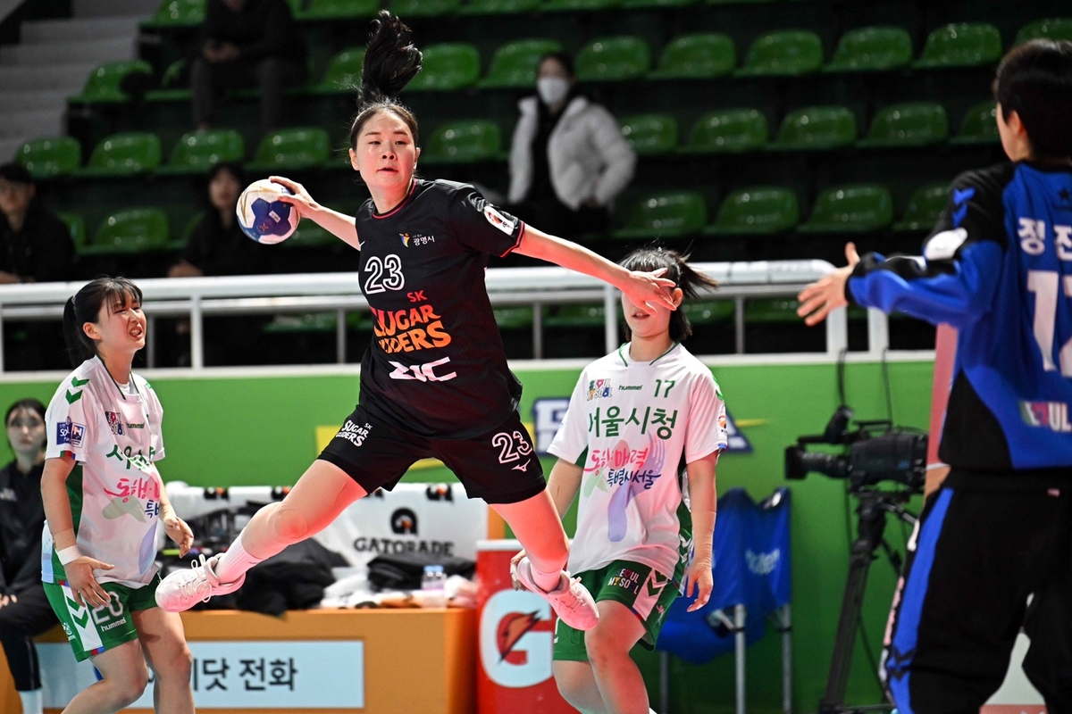 1일 서울시청과 경기에서 슛을 던지는 SK 송지은