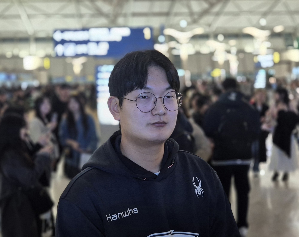 스프링캠프 출국 앞두고 인터뷰하는 한화 김서현