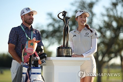 캐디와 함께 우승 트로피 옆에서 기뻐하는 노예림.