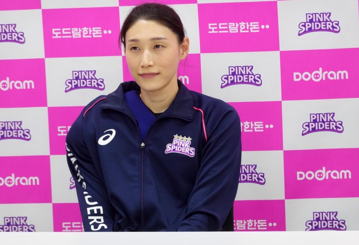 인터뷰하는 흥국생명의 김연경