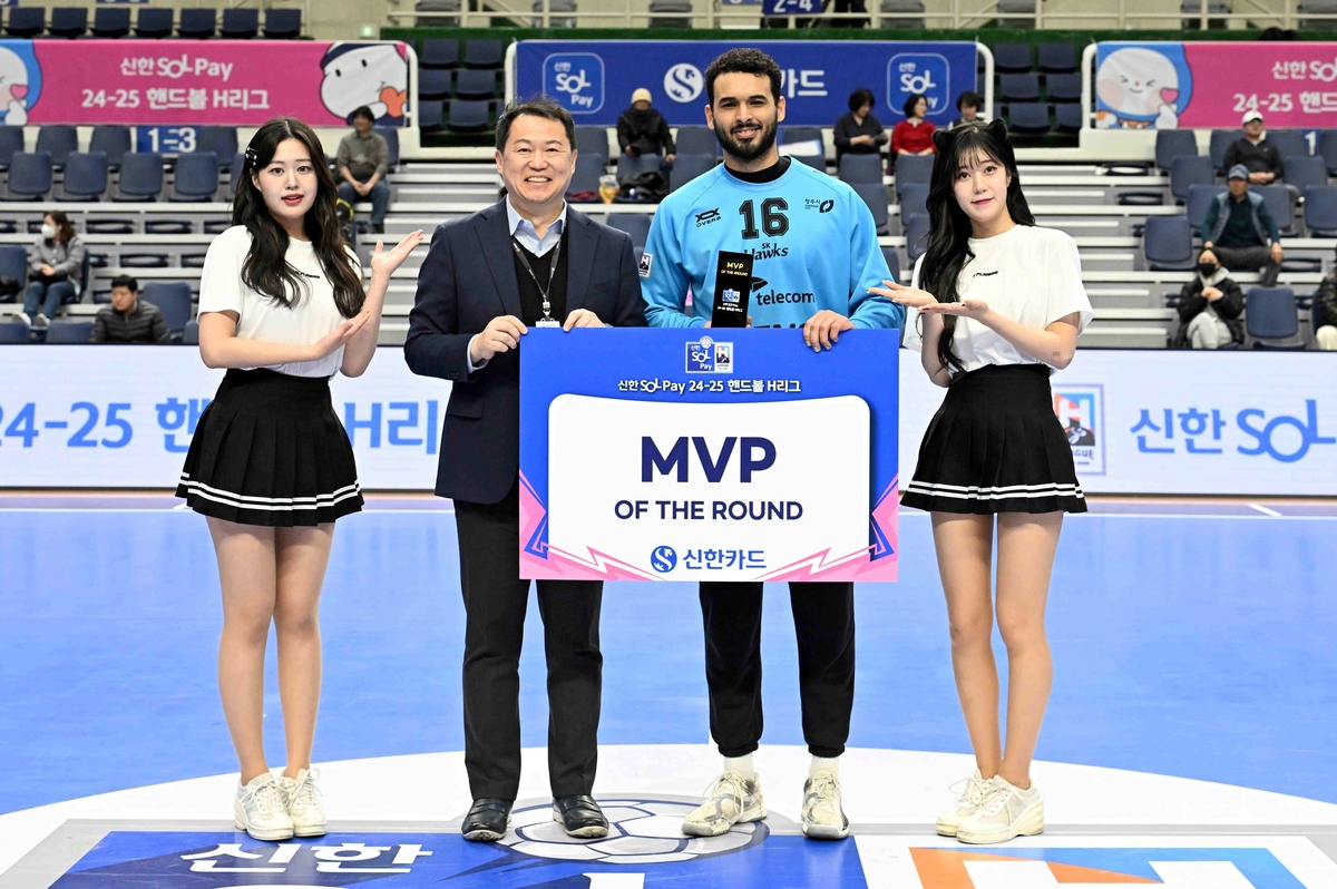 4라운드 MVP SK 브루노(오른쪽에서 두 번째)