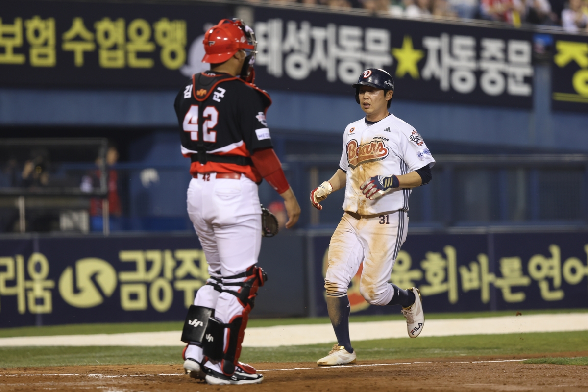 18일 경기에서 홈으로 들어오는 두산 정수빈(오른쪽)