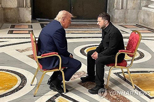 교황 장례식에서 마주 앉은 트럼프 대통령과 젤렌스키 대통령 
