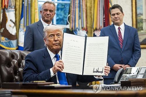 행정명령 서명한 트럼프 미국 대통령
