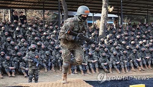 각개전투 훈련하는 훈련병