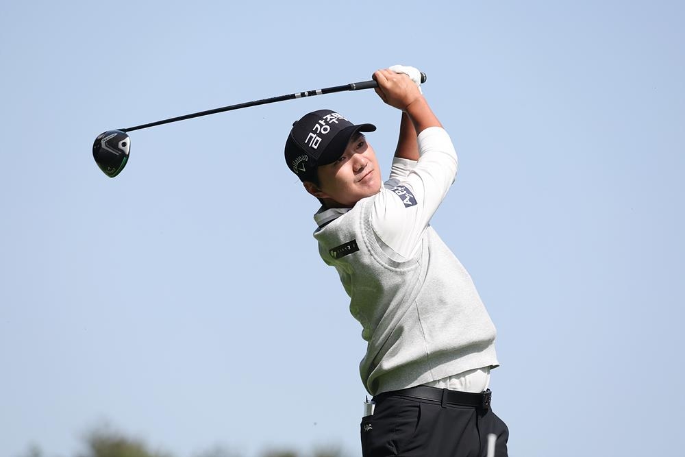 버디 폭격기 옥태훈, KPGA 클래식 1R 단독 1위…버디만 8개 성공