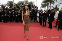 칸 영화제서 레드카펫 '파격 노출' 드레스 금지