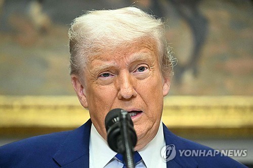 "트럼프 지지율, 中과 '관세전쟁 휴전'에 소폭 상승"< 로이터 >