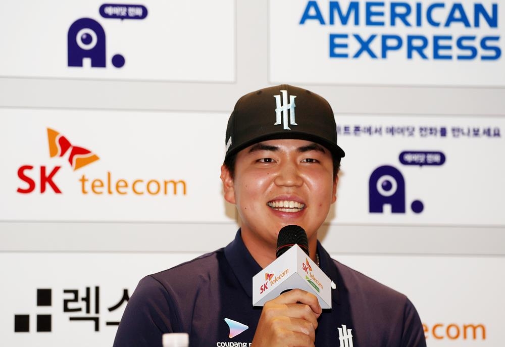 인터뷰하는 장유빈