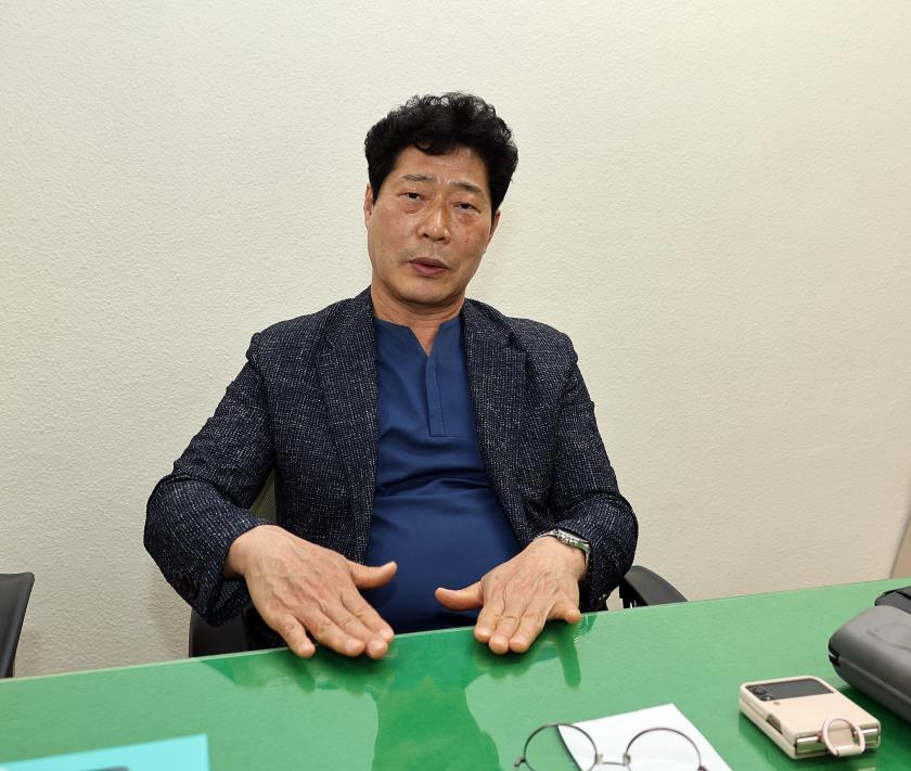 인터뷰하는 서재우씨