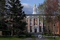 트럼프 정부, 하버드대 외국인 학생 등록 차단…대학측 "불법"