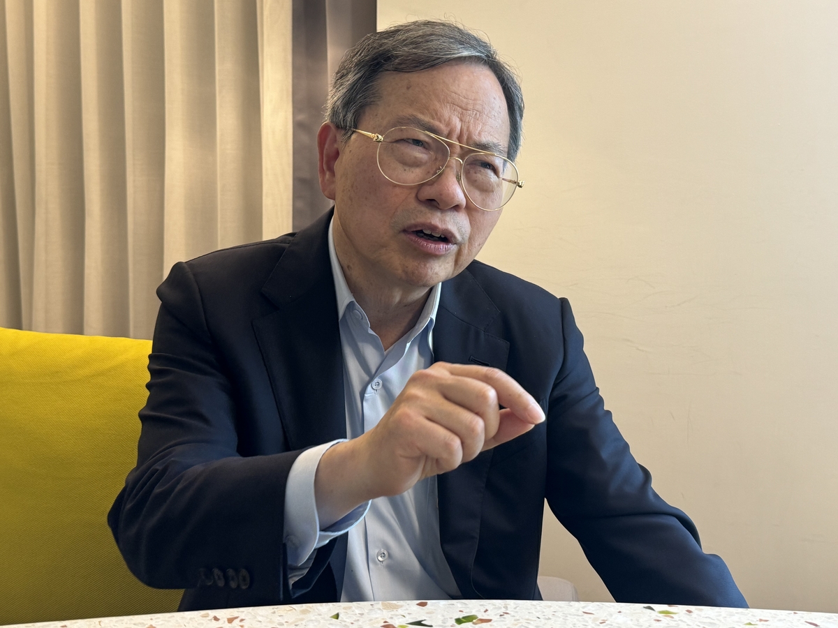 인터뷰 질문에 답변 중인 찰스 리앙 슈퍼마이크로 CEO