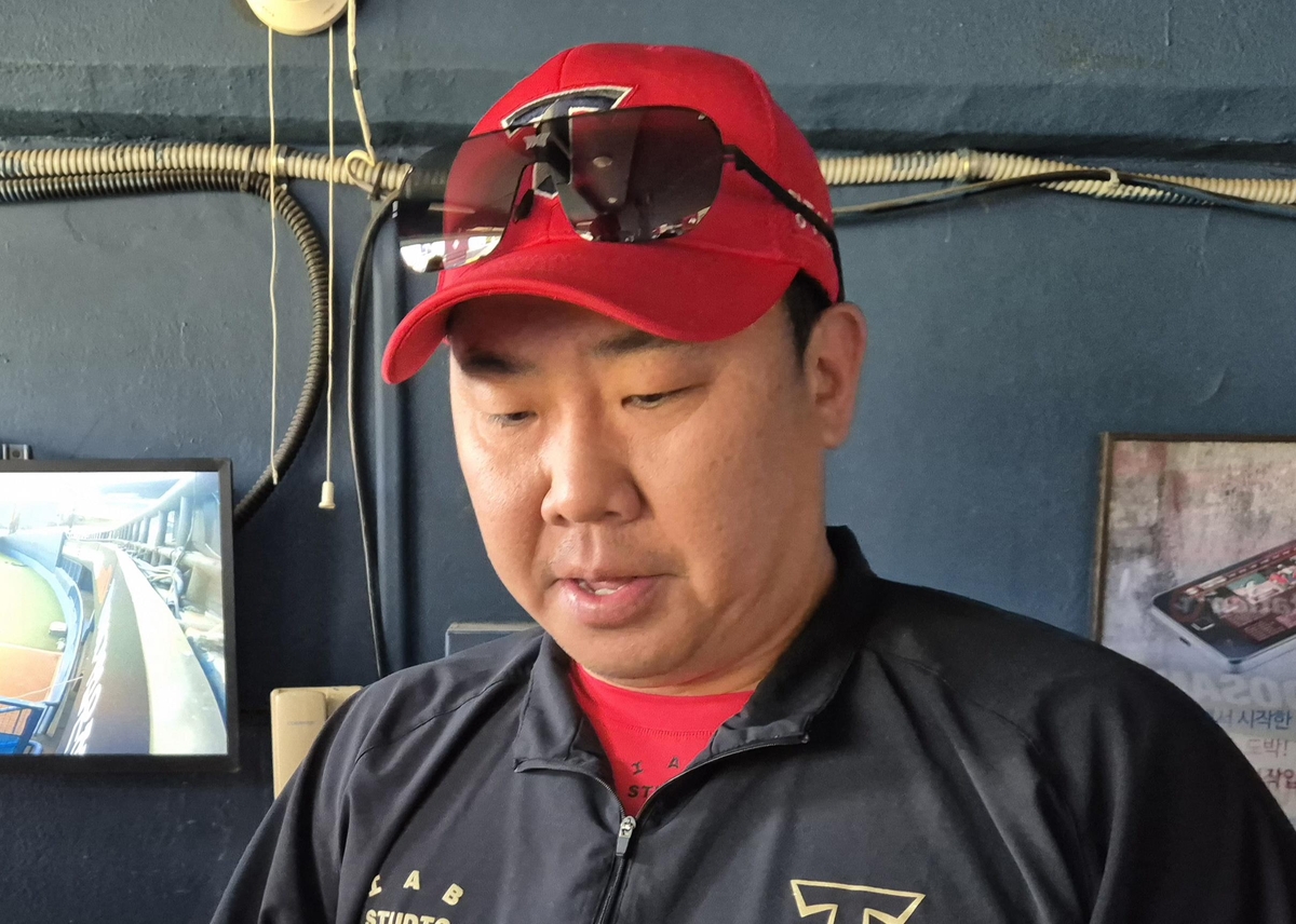 인터뷰하는 이범호 KIA 타이거즈 감독