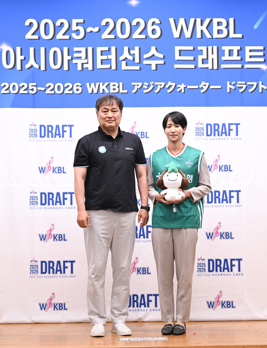 이상범 하나은행 감독과 이이지마 사키