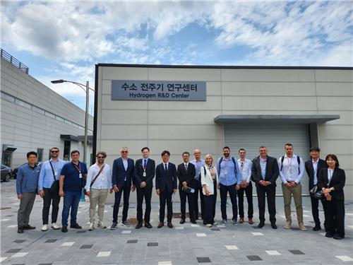 세르비아 사절단, 한수원 수소연구센터 방문…수소분야 협력모색