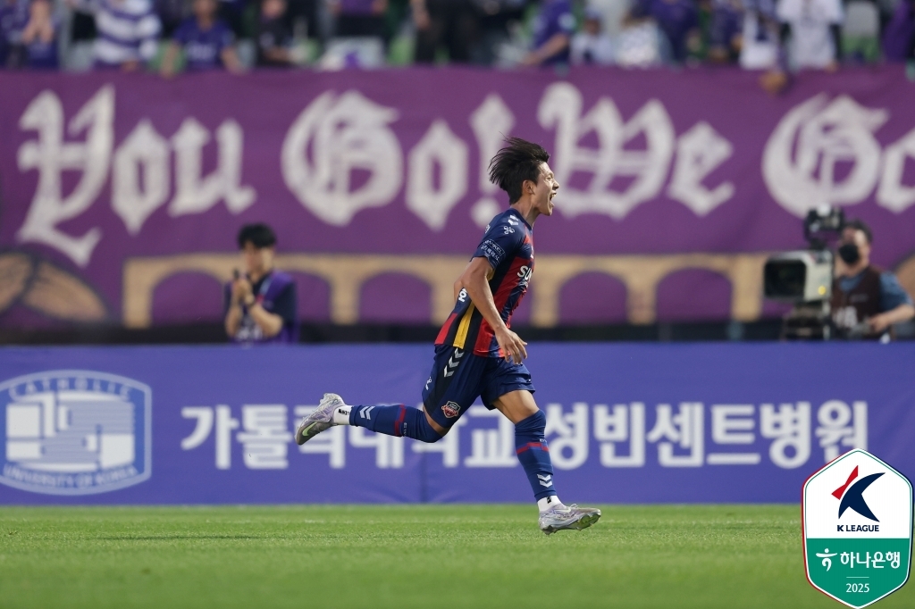 안양을 상대로 선제골을 터트린 수원FC 노경호.