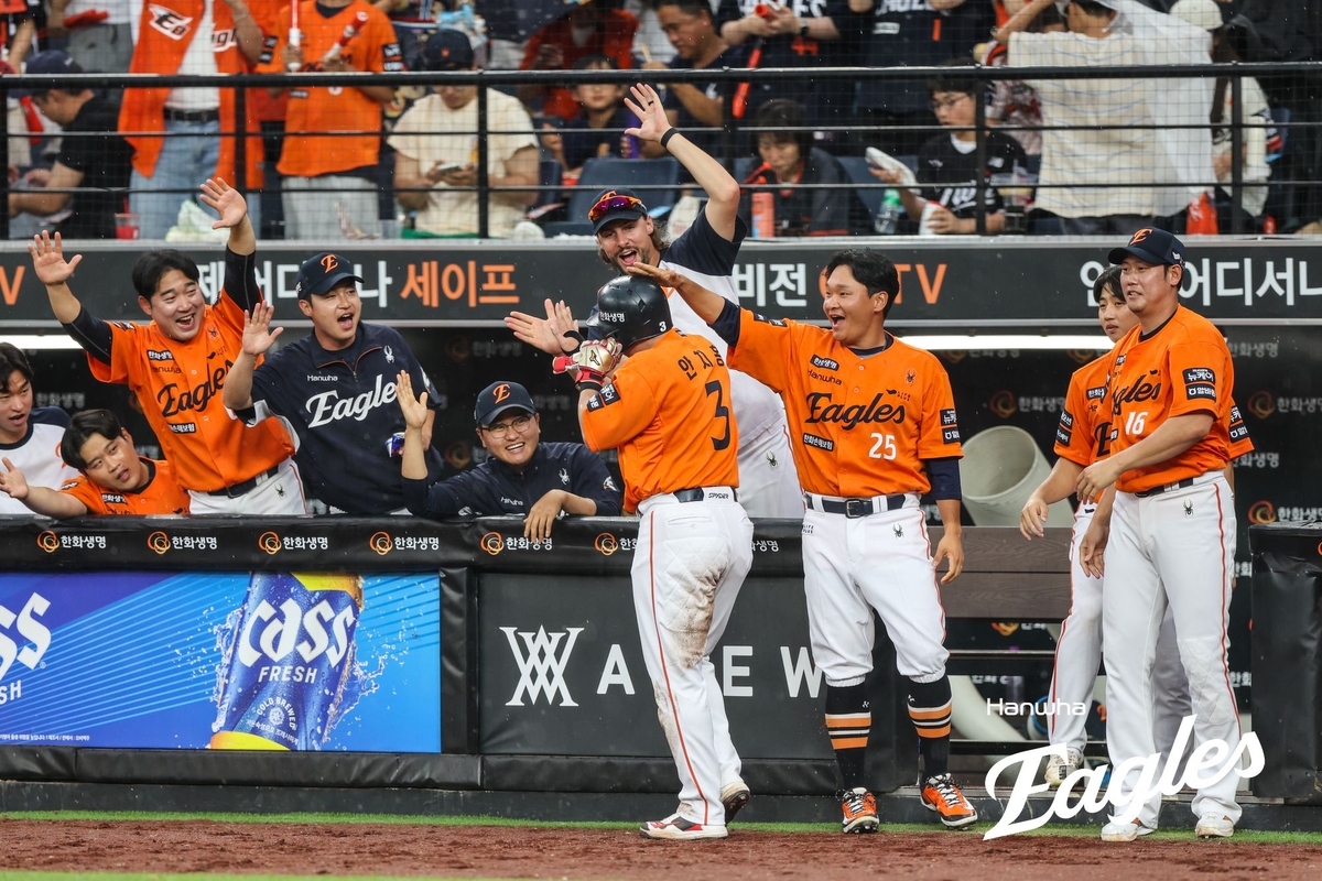 프로야구 한화, LG에 '빗속 역전승'…33일 만에 1위 복귀(종합2보)