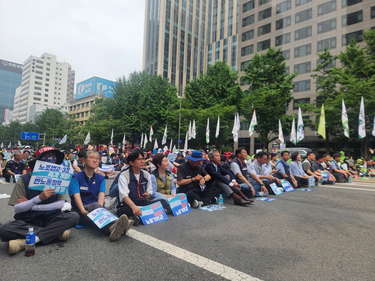 민주노총 도심 집회…"최저임금 대폭 인상이 민생 구할 …