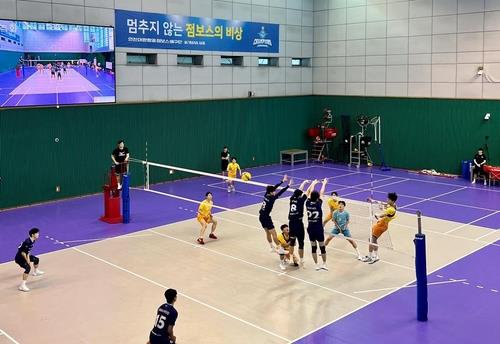 대한항공과 KB손해보험의 연습 경기 장면