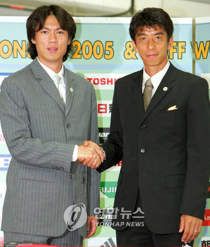 홍명보 현 한국 축구 국가대표팀 감독과 악수하는 이하라