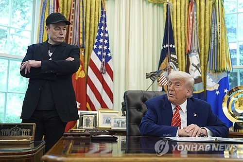 트럼프-머스크, 감세 놓고 또 충돌…"돈줄 끊어야" "…