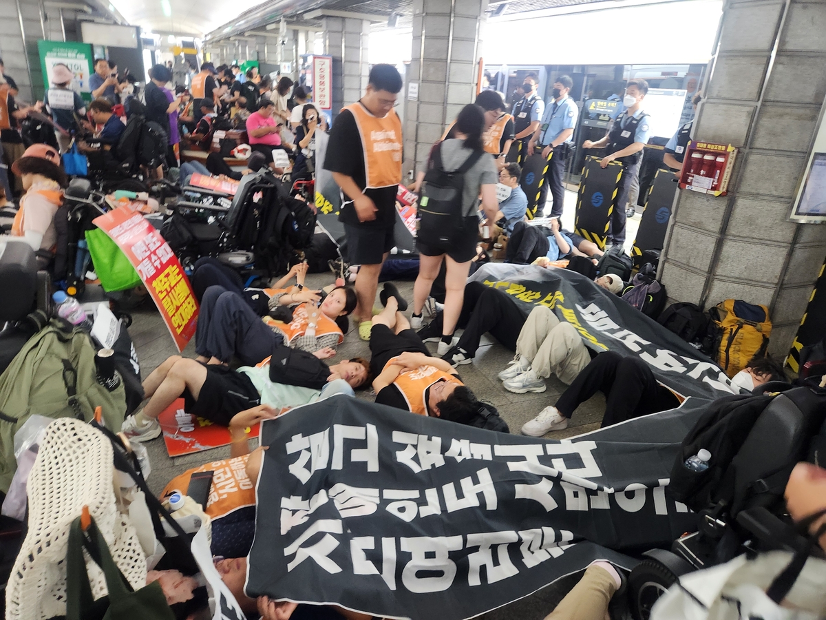 "장애등급제 진짜 폐지"…전장연, 경복궁역 승강장 누워 시위