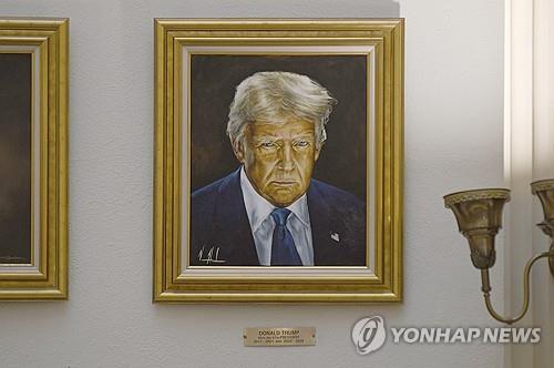 트럼프 불만에 美주의회에 새 초상화 등장…머그샷과 비슷