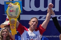 돌아온 '핫도그 챔피언'…美 대회서 10분에 핫도그 70개 '꿀꺽'