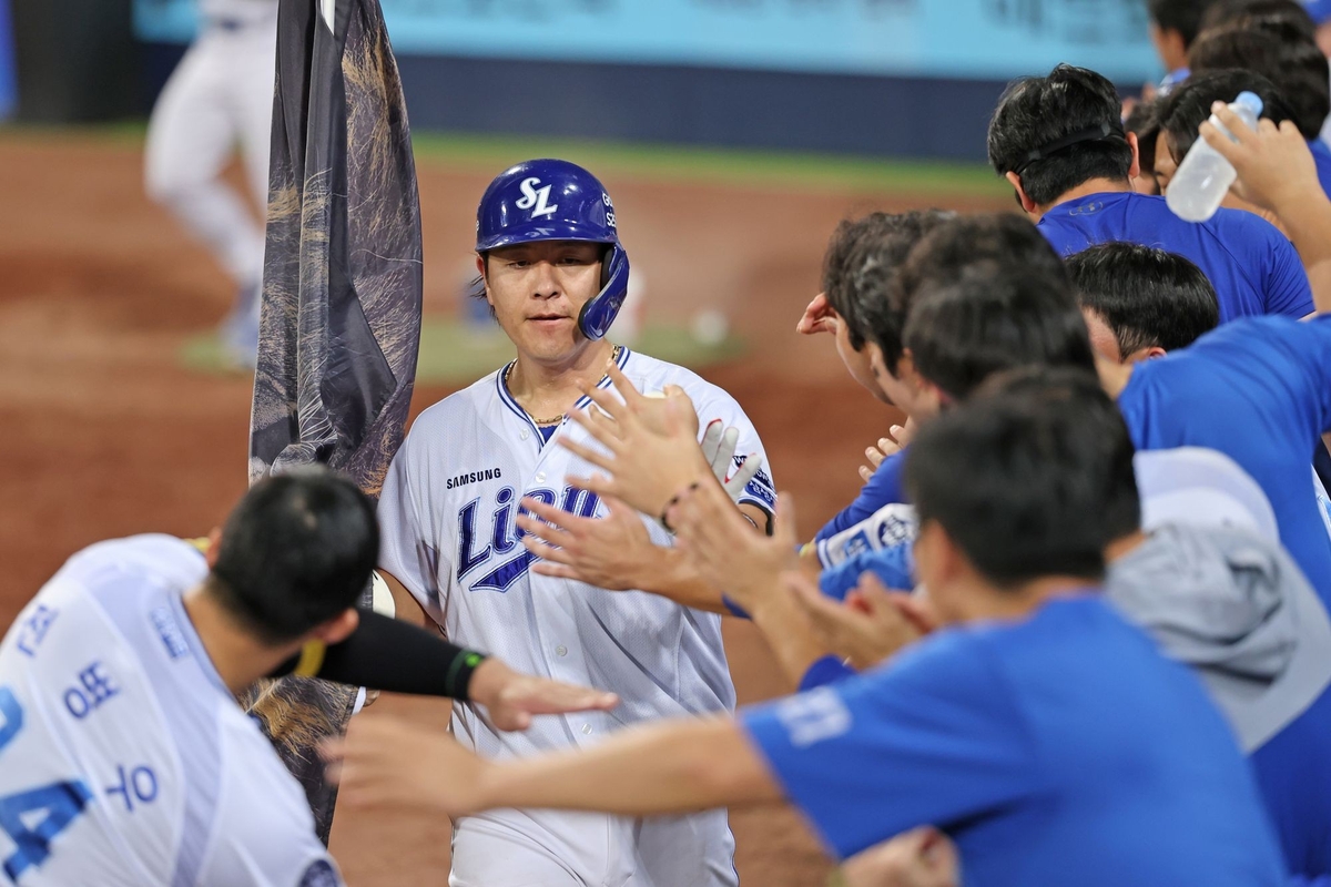 7회 홈런을 때리고 홈에 돌아온 삼성 강민호