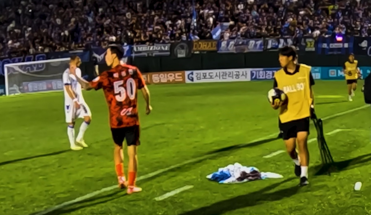 손가락 욕설을 날리는 박동진의 모습