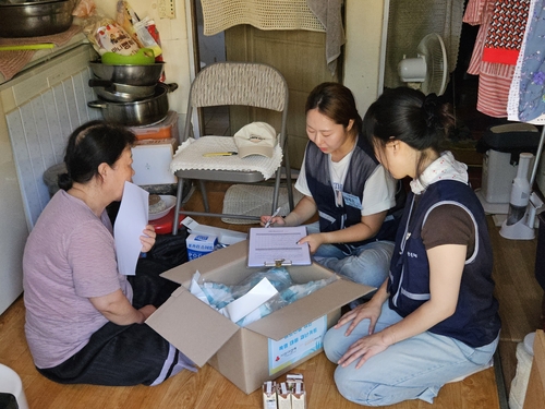 연탄은행으로부터 폭염 대비 재난 키트 받은 여성