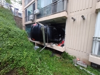 아파트 외벽 뚫고 1층 가정집으로 돌진한 승용차…2명 다쳐