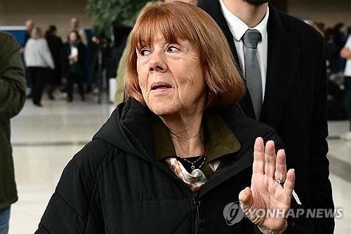 '강간범 50명 공개재판' 세운 佛 피해여성에 최고 훈…