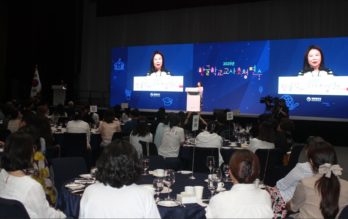 참가자 대표로 인사말 하는 조영애 교장