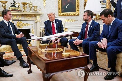 美 우크라 무기지원 결정에 여권 강경파도 슬그머니 입장…