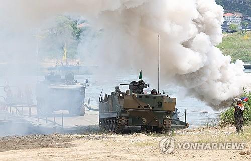 파주서 육군 장갑차 넘어지며 논에 빠져…7명 부상