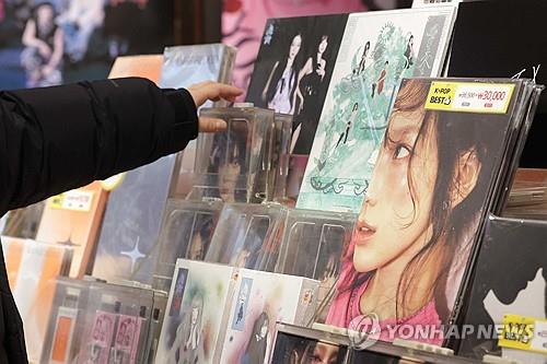 흔들리는 K팝…음반 수출·판매량 동반 침체, 텃밭 일본도 하락