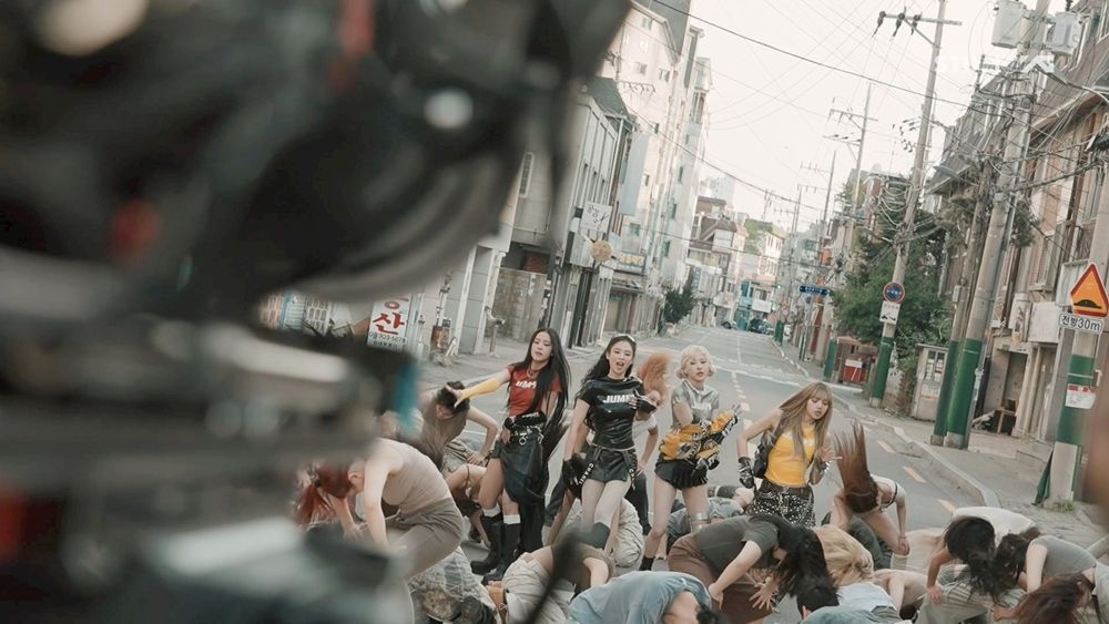 블랙핑크 "마침내 원래 모습으로"…'뛰어' MV 비하인…