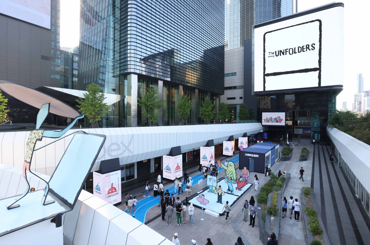코엑스에 아티스트 장 줄리앙 협업 갤럭시 폴더블폰 체험존