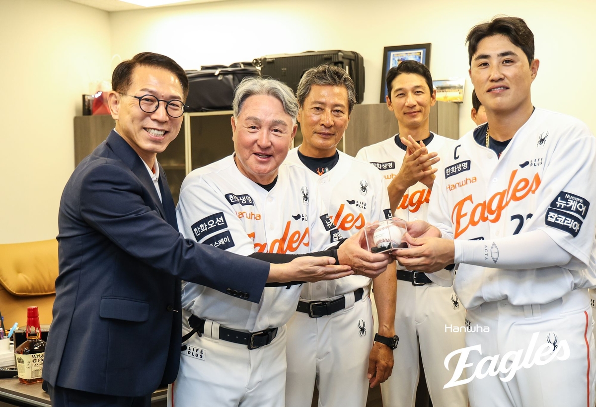 김경문 감독, 한화 부임 후 100승 달성 "모두 열심…