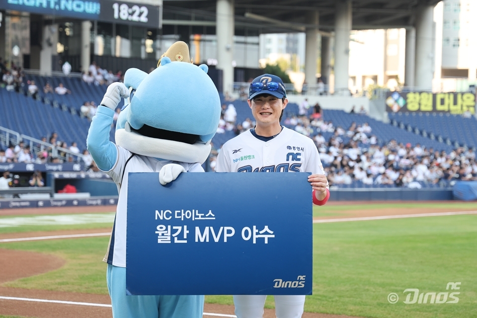 NC 최정원(오른쪽)