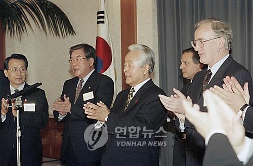 1996년 OECD 가입 자축하는 김영삼 대통령