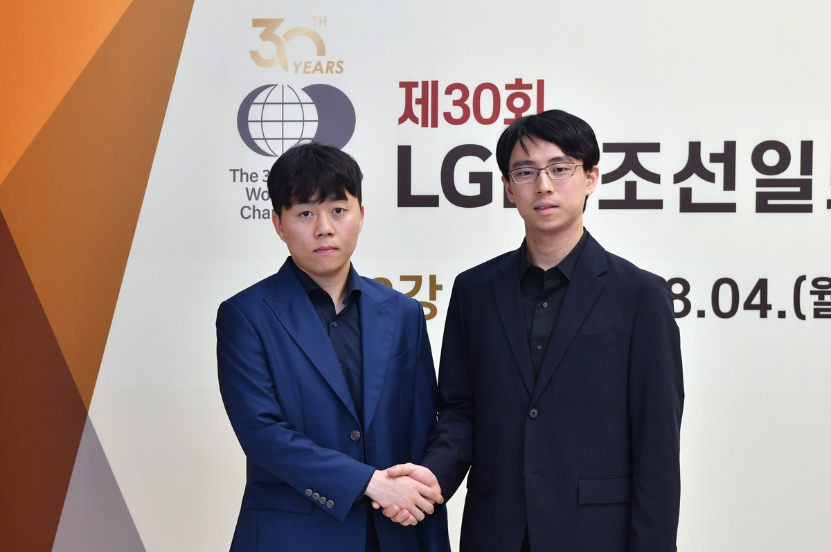 신민준 9단과 이치리키 료 9단이 LG배 결승에서 맞붙는다.