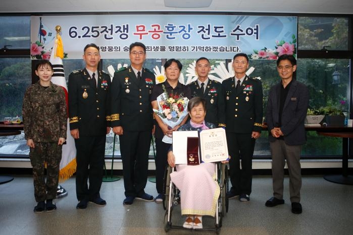 육군 2군단, 6·25전쟁 참전용사 유가족에 화랑무공훈장 전수