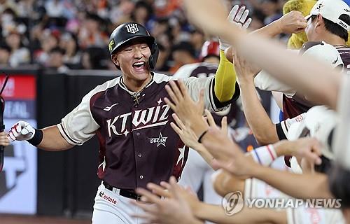 수비 도중 쓰러진 안현민